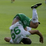 Budapest, 2013. április 28. A Videoton játékosa, Paulo Vinicius (b) és Leonardo Santiago (FTC) a labdarúgó OTP Bank Liga 25. fordulójában játszott Ferencváros - Videoton FC mérkõzésen a budapesti Puskás Ferenc Stadionban 2013. április 28-án. A Videoton 1-0-ra legyõzte a Ferencvárost. MTI Fotó: Illyés Tibor